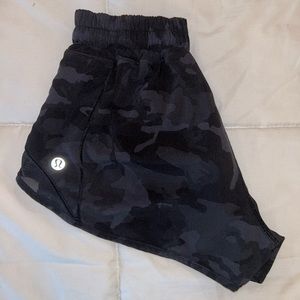 Lululemon hotty hot low-rise lined short 2.5”